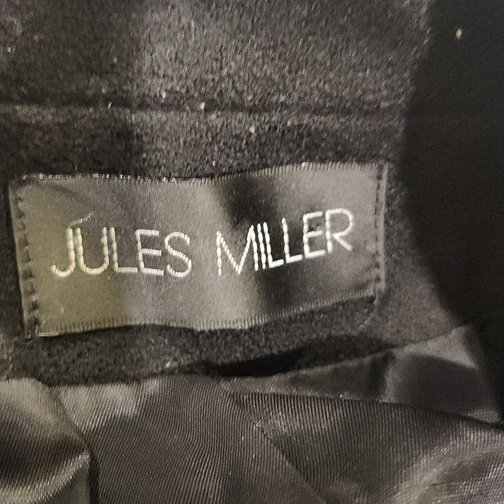 Chic Black Blazer with Gold Detailing - Picture 3 of 8